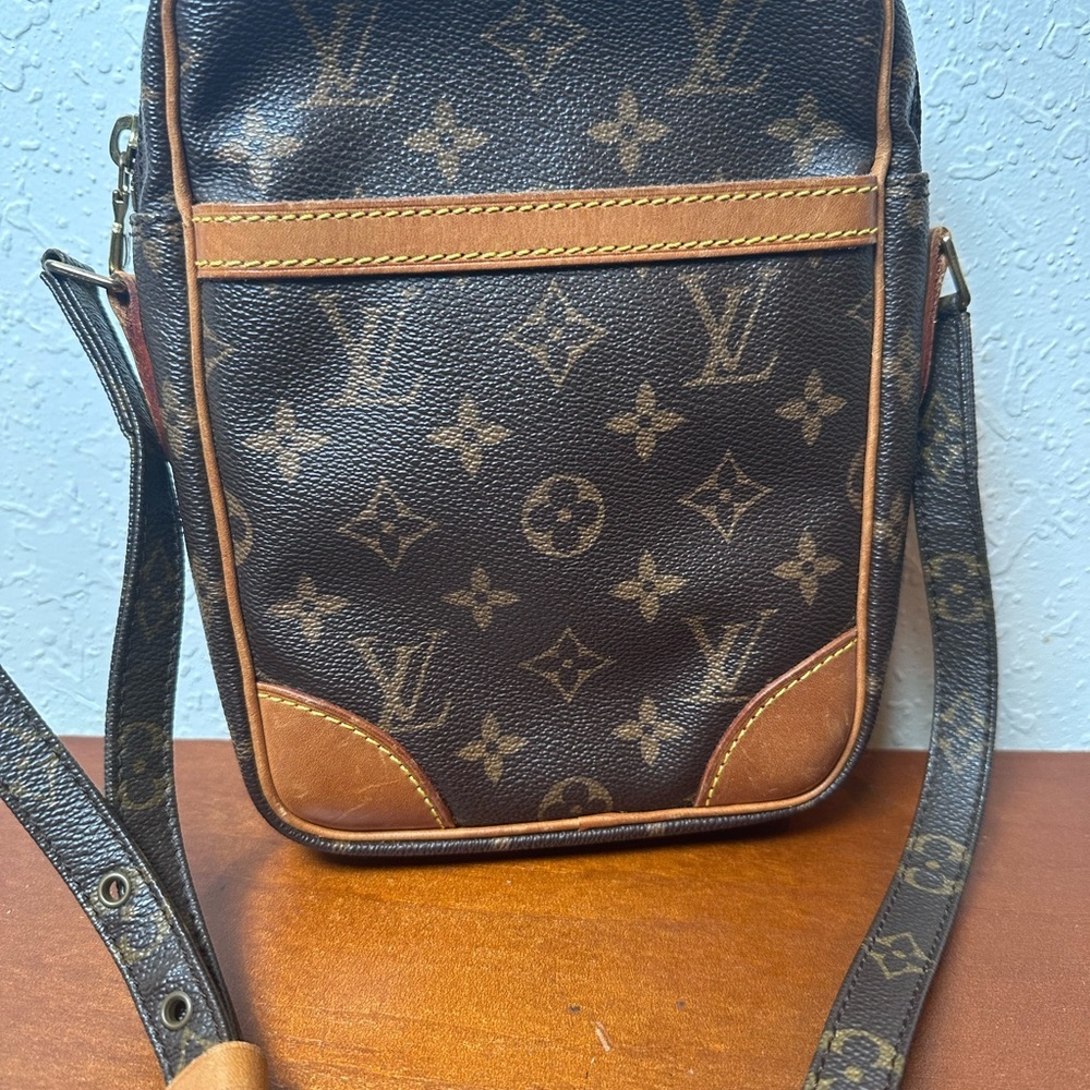 Auth Louis Vuitton Monogram
Canvas Danube M45266 Shoulder
Bag - Picture 2 of 16